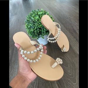Pearl detailed sandals!